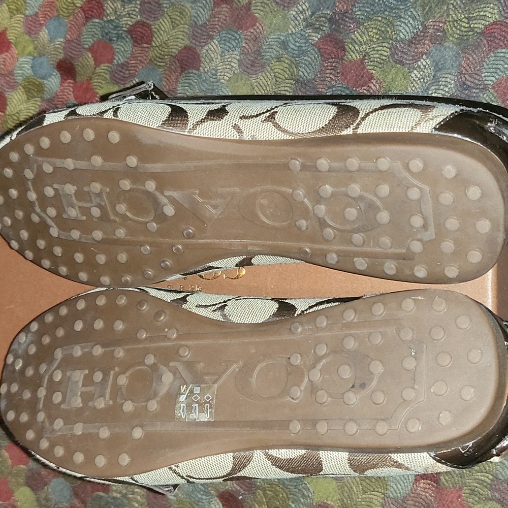 Coach mocha & tan signature moccasins w/ brown patent leather trim/metal emblem - Picture 6 of 10